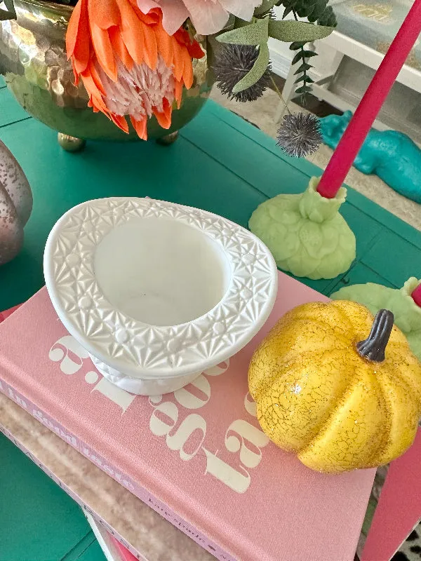 Vintage Fenton Top Hat, Milk Glass Daisy Button Top Pattern